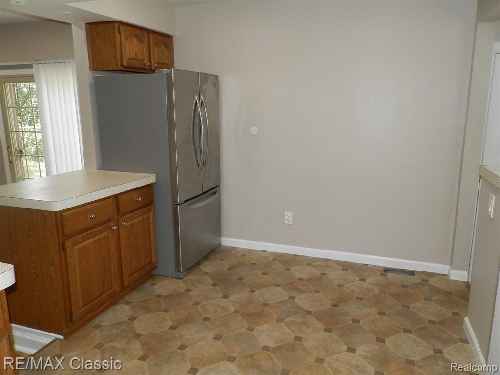 9374 PATTON Street, Livonia, MI 48150 — Photo 5