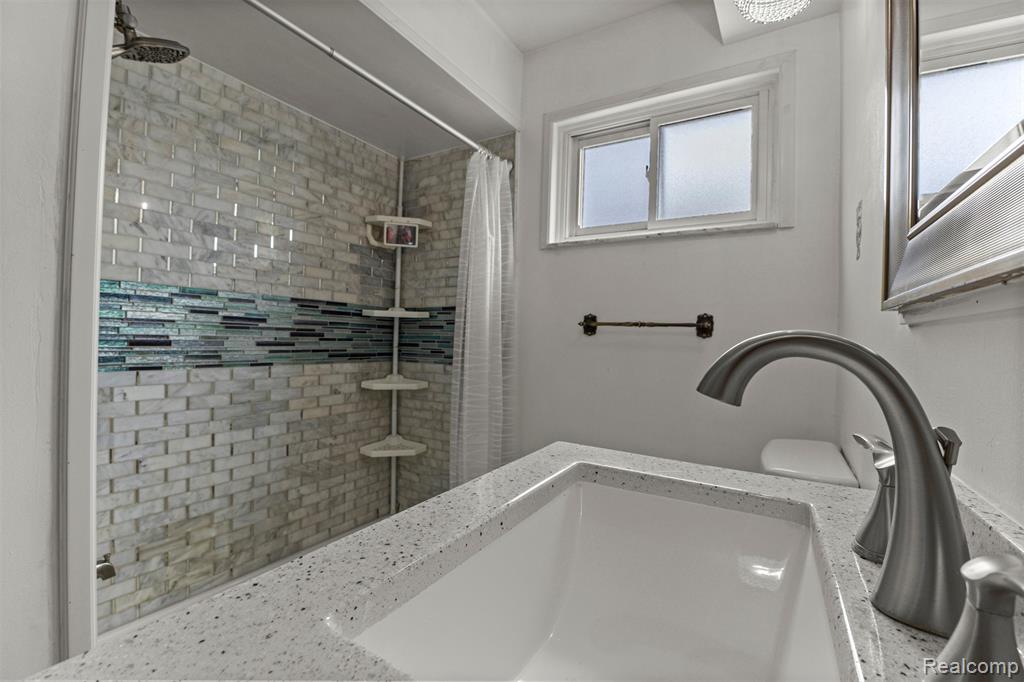 6151 Robindale Avenue, Dearborn Heights, MI 48127 — Photo 25