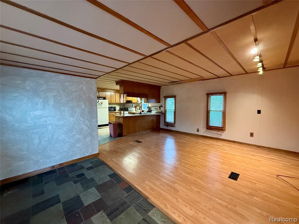 277 Glengarry Ct. W, Highland, MI — Photo 6