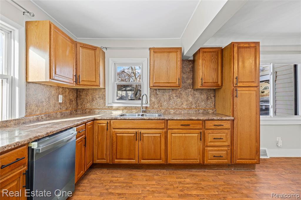 943 Premont Avenue, Waterford, MI 48328 — Photo 10