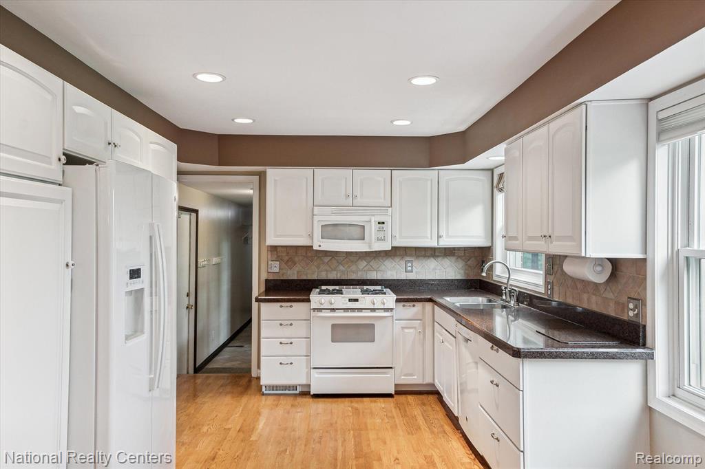 42372 COTSWOLD Court, Northville, MI 48168 — Photo 10