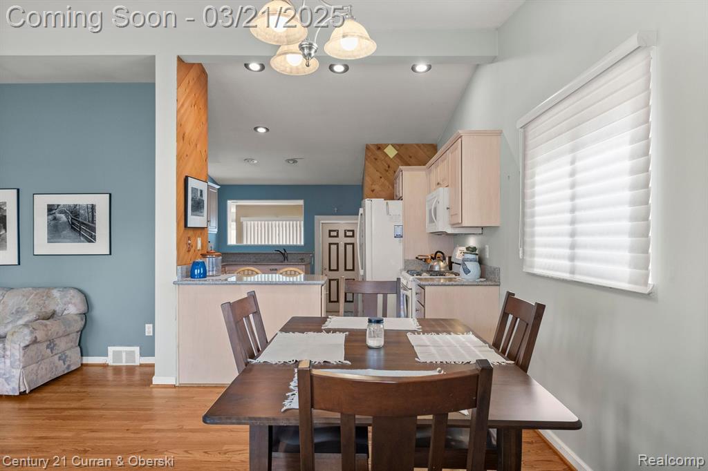 7484 N CHARLESWORTH Street, Dearborn Heights, MI 48127 — Photo 9