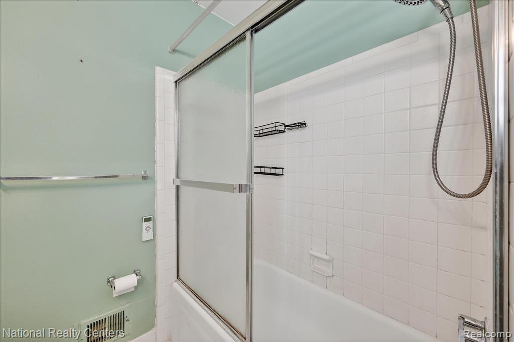 24825 Olde Orchard Street, Novi, MI — Photo 20