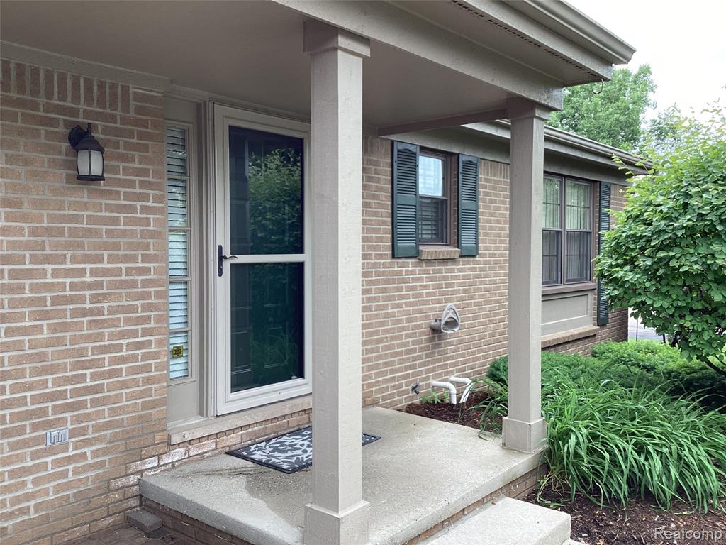 38547 Darbyshire, Farmington Hills, MI 48331 — Photo 2