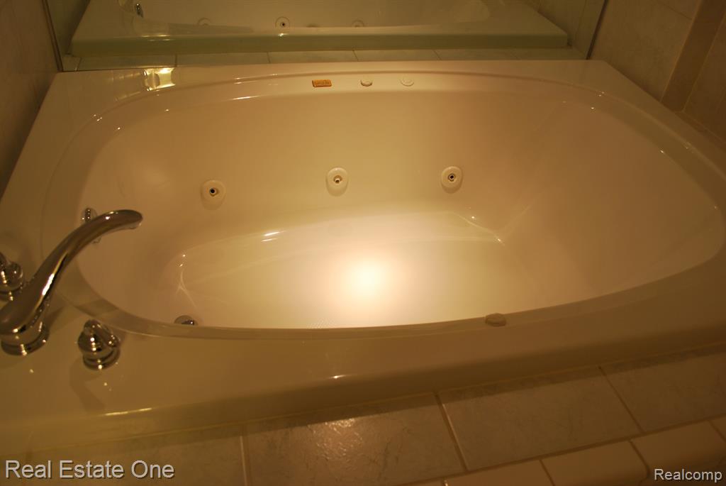697 RAVENCREST Lane, 5, Westland, MI — Photo 36
