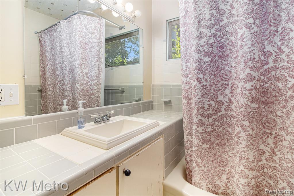 719 W 12 Mile Road, Royal Oak, MI 48073 — Photo 9