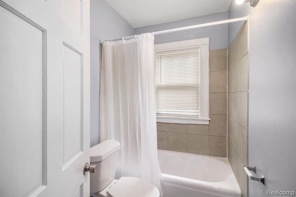570 E KENNETT Road, Pontiac, MI 48340 — Photo 18