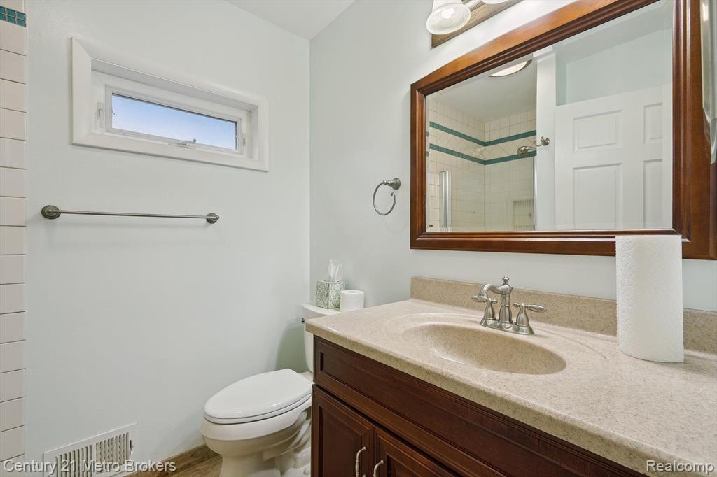 6452 E MAPLE Avenue, Grand Blanc, MI 48439 — Photo 17