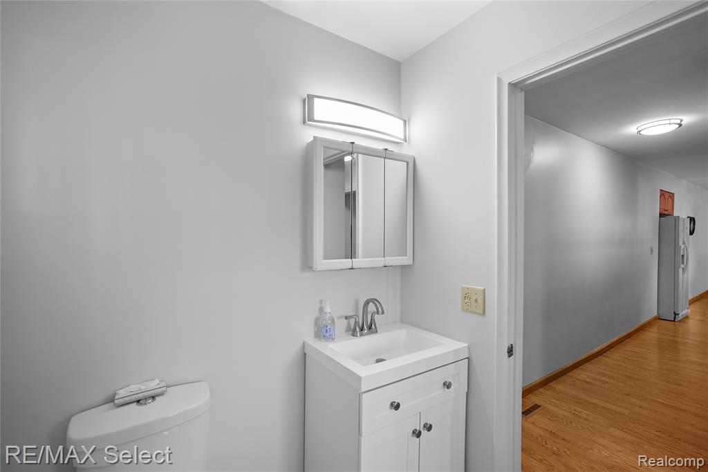 4290 Hedgethorn Circle, Burton, MI 48509 — Photo 33