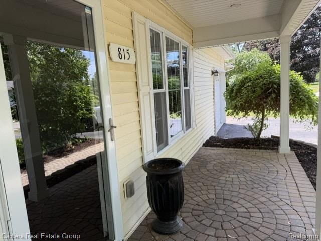815 Manzano Drive, Wolverine Lake, MI 48390 — Photo 2