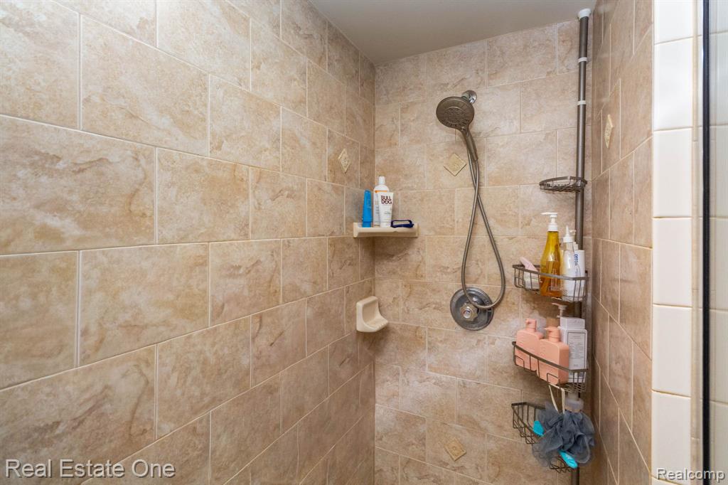 6536 Chatham Circle, Rochester Hills, MI 48306 — Photo 31