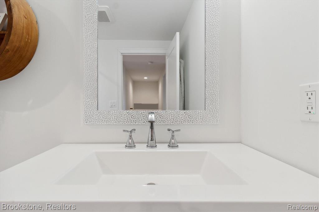633 DETROIT Avenue, Lake Orion, MI 48362 — Photo 56
