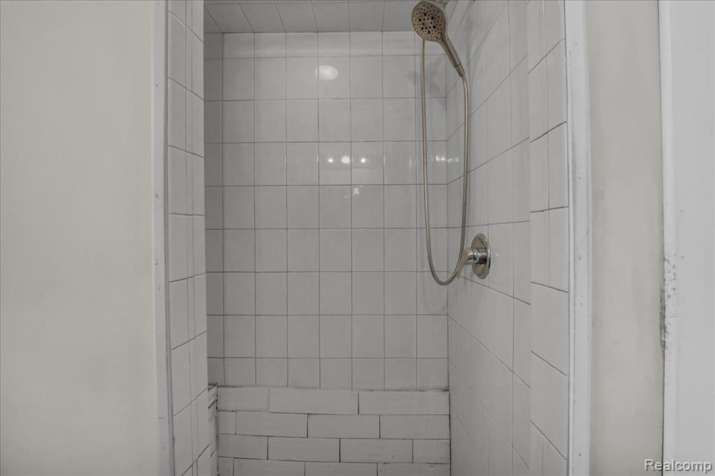 18981 Kenosha Street, Harper Woods, MI 48225 — Photo 12