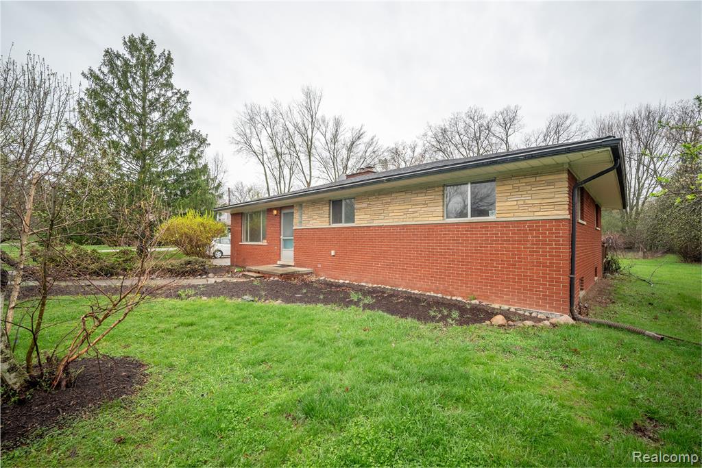6886 E Nashway, West Bloomfield, MI — Photo 2