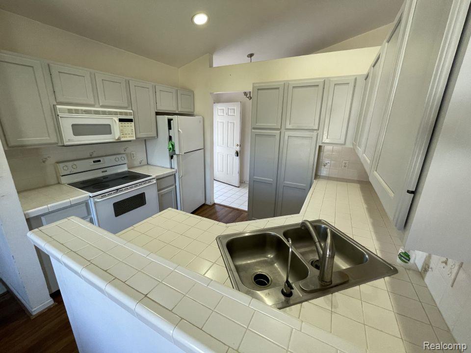 10183 HAWTHORNE Circle, Goodrich Vlg, MI — Photo 5