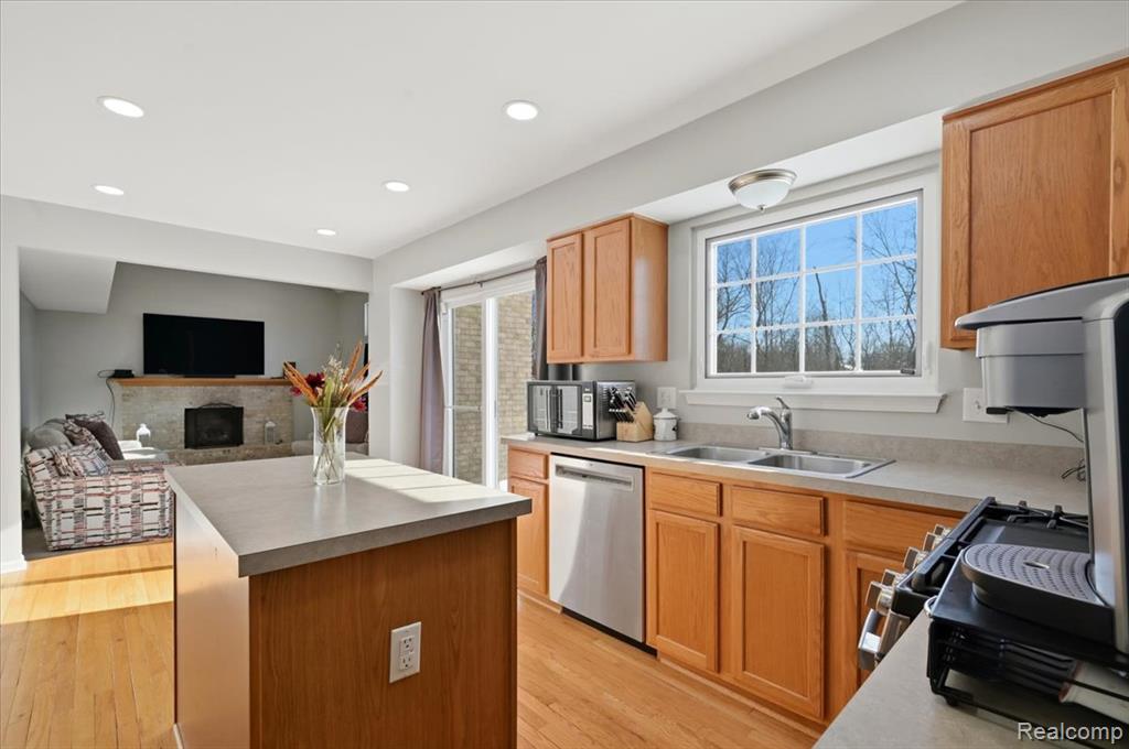 44569 GREENBRIAR Court, Belleville, MI 48111 — Photo 16