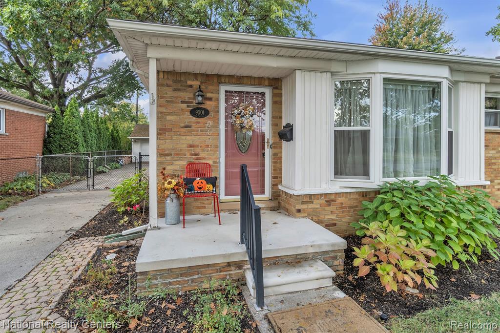 9001 E PERRIN Street, Livonia, MI 48150 — Photo 4