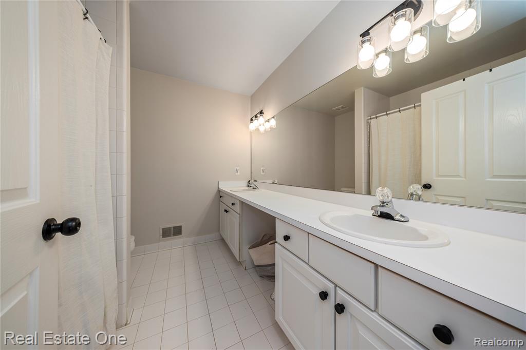 6210 Orchard Woods Drive, West Bloomfield, MI 48324 — Photo 47