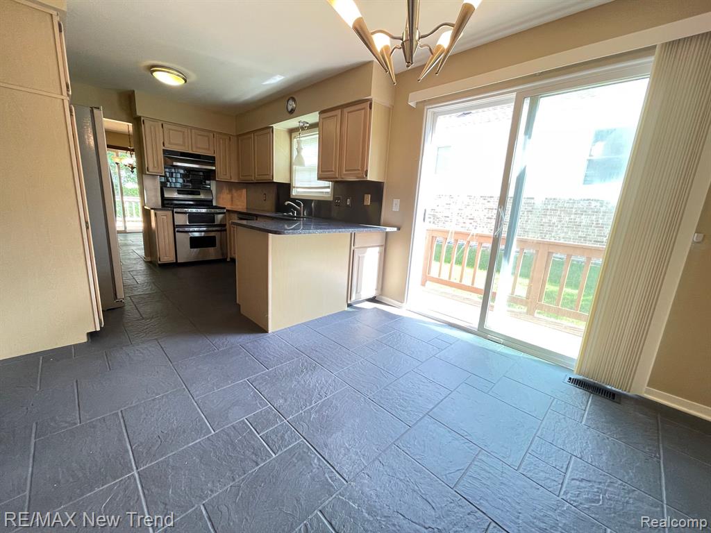 41700 KIRKWOOD Drive, Novi, MI — Photo 2