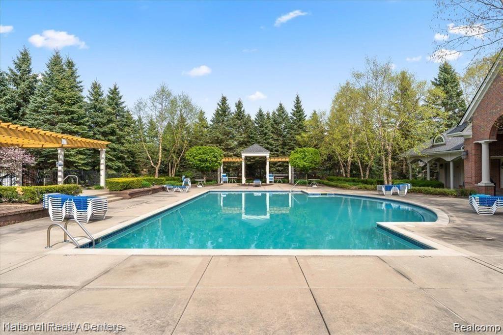 7201 Farmingdale Lane, Walled Lake, MI 48390 — Photo 31