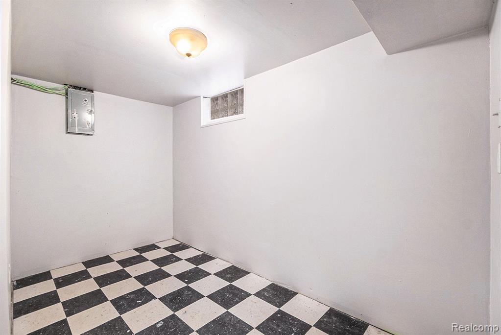 953 E BRICKLEY Avenue, Hazel Park, MI 48030 — Photo 12