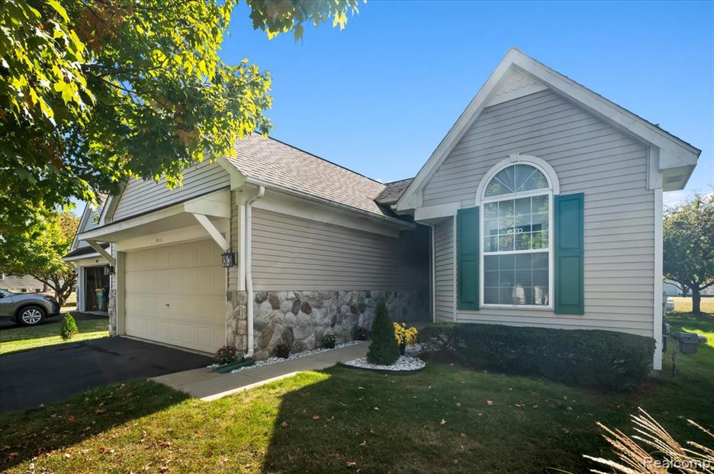 913 Rikki Ann Court, Wixom, MI 48393 — Photo 3