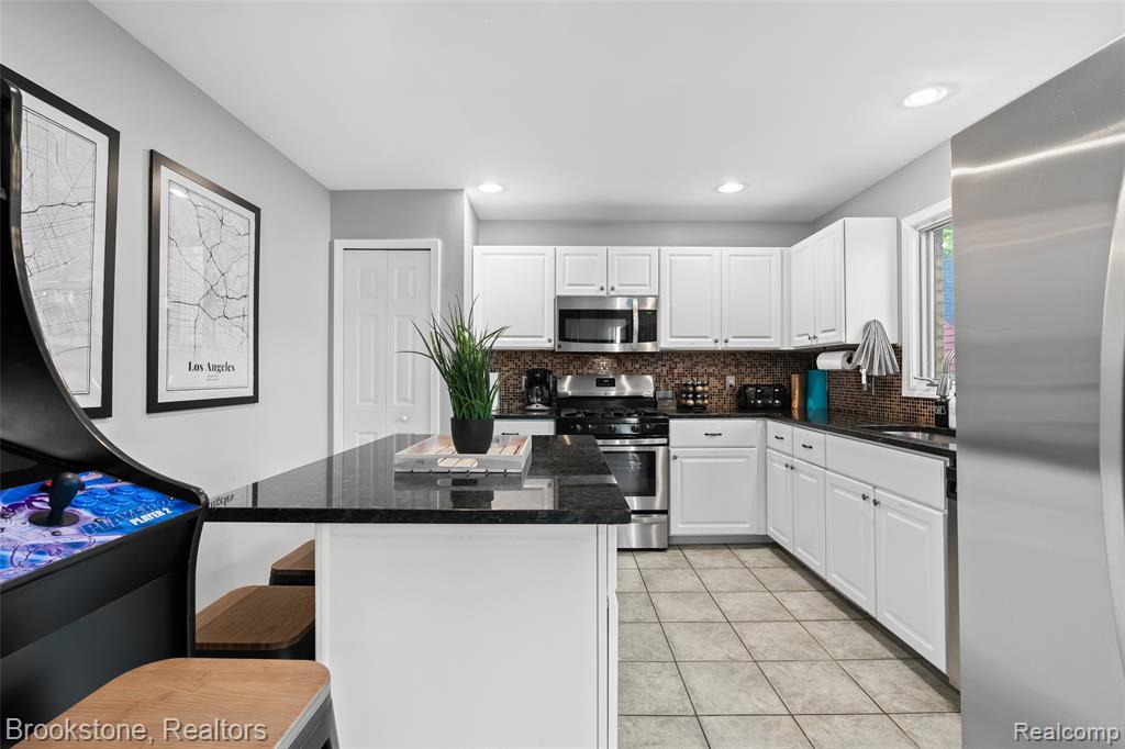 400 LA PLAZA, Royal Oak, MI 48073 — Photo 18