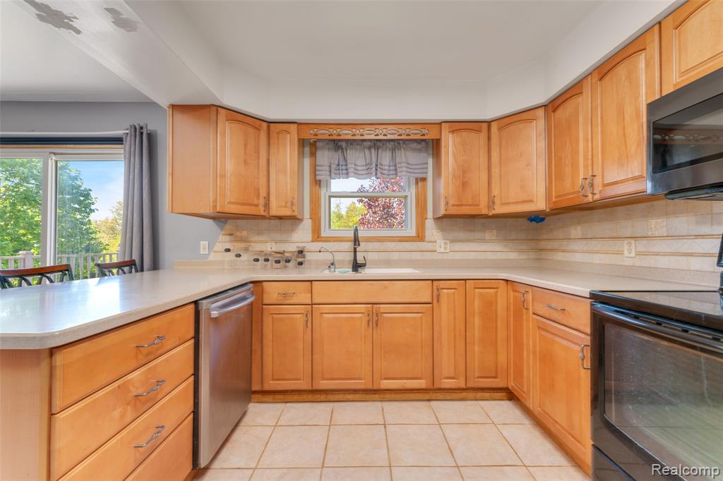 6879 Crofoot Road, Howell, MI 48843 — Photo 9