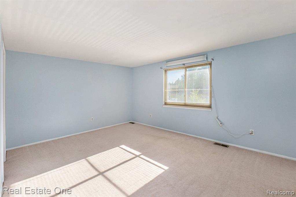3694 OLD CREEK Road, Troy, MI 48084 — Photo 7