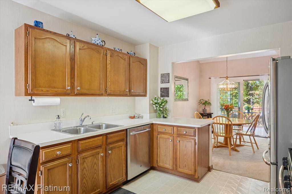 852 Woodridge Hills Drive, Brighton, MI 48116 — Photo 9
