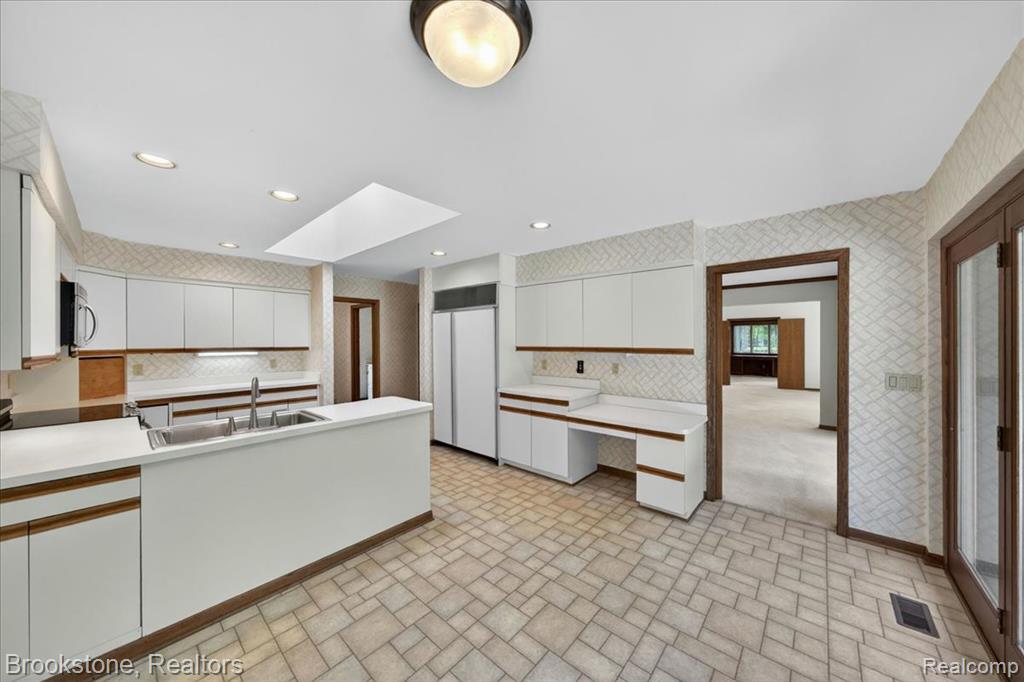 2610 Vanel Court, West Bloomfield, MI 48324 — Photo 16