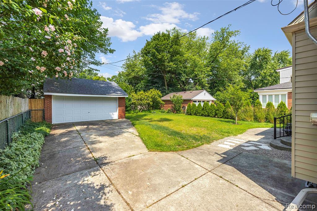 26021 Berkley Avenue, Huntington Woods, MI — Photo 32