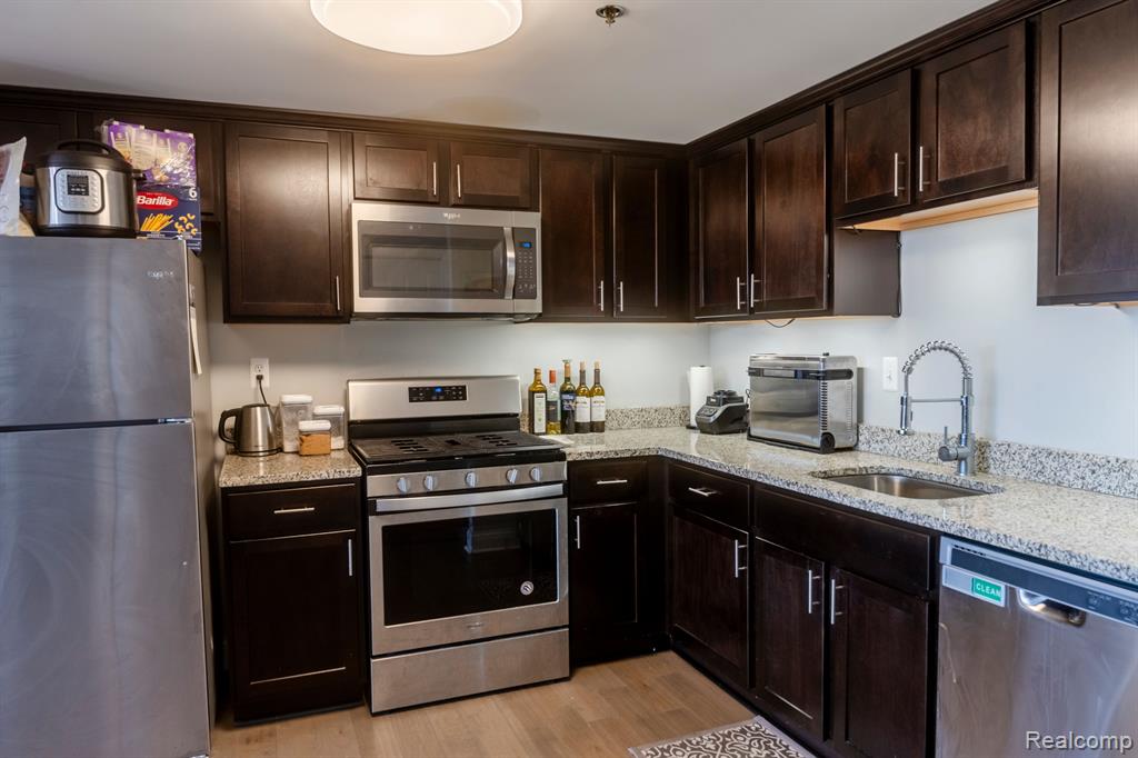 250 E HARBORTOWN Drive, 32-406, Detroit, MI 48207 — Photo 4