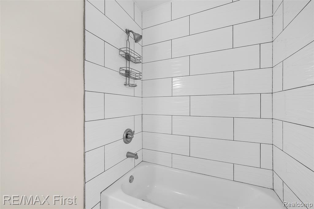 556 Leicester Court, Detroit, MI 48202 — Photo 16