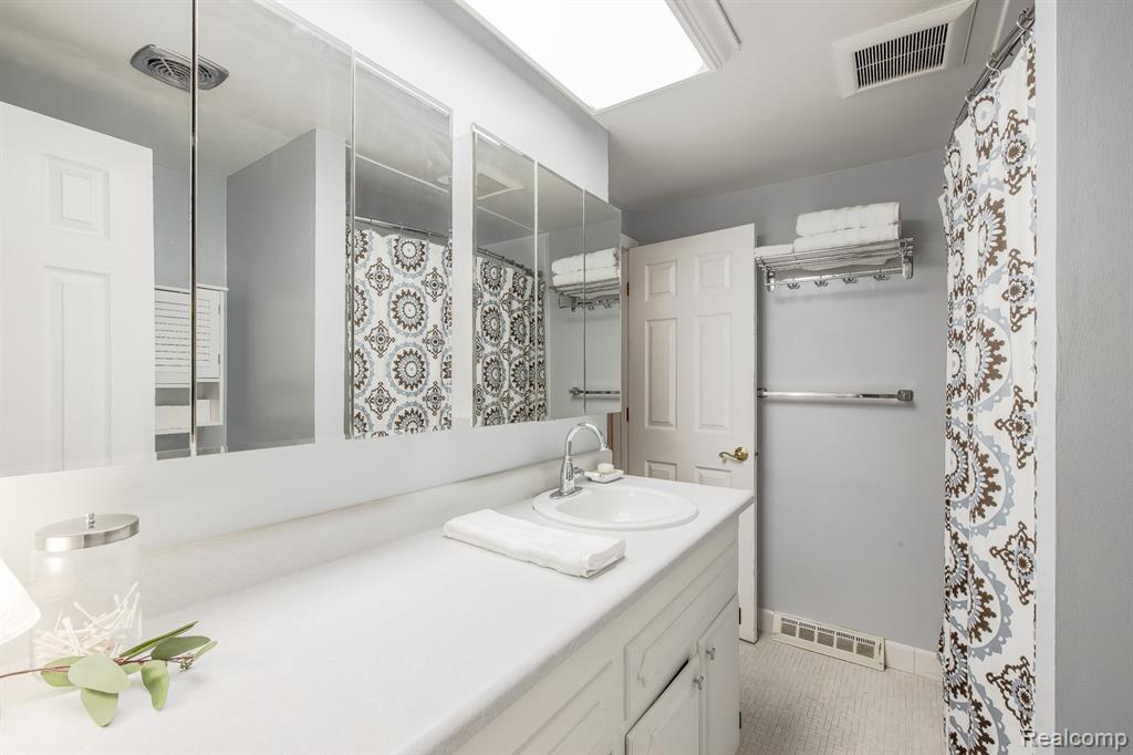 4154 Knollwood Drive, Grand Blanc, MI 48439 — Photo 33