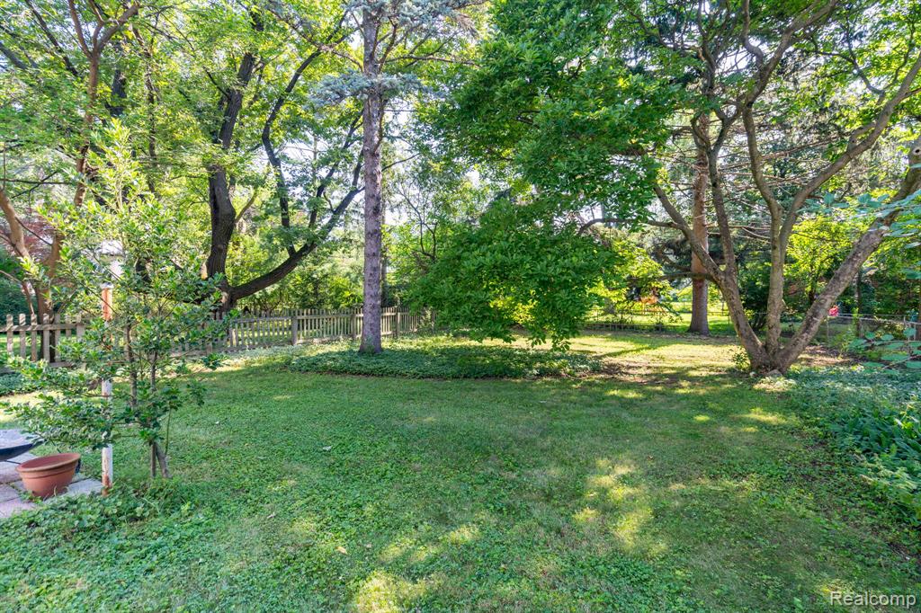 27714 California Drive NE, Lathrup Village, MI 48076 — Photo 29
