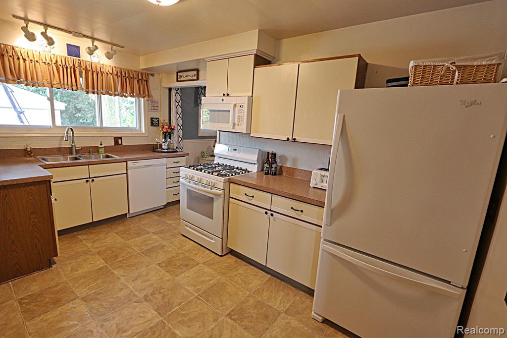 8554 WINSTON Lane, Dearborn Heights, MI 48127 — Photo 11