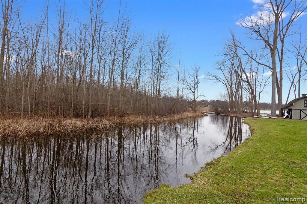 5145 OAKCLIFF Drive, Waterford, MI 48327 — Photo 21