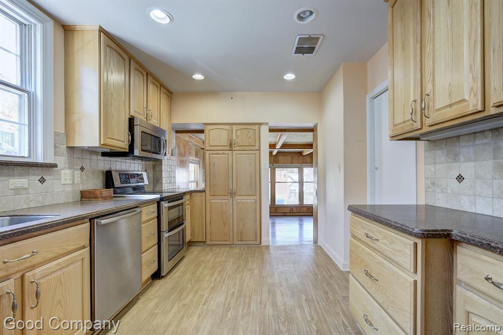 20 OXFORD Boulevard, Pleasant Ridge, MI — Photo 17