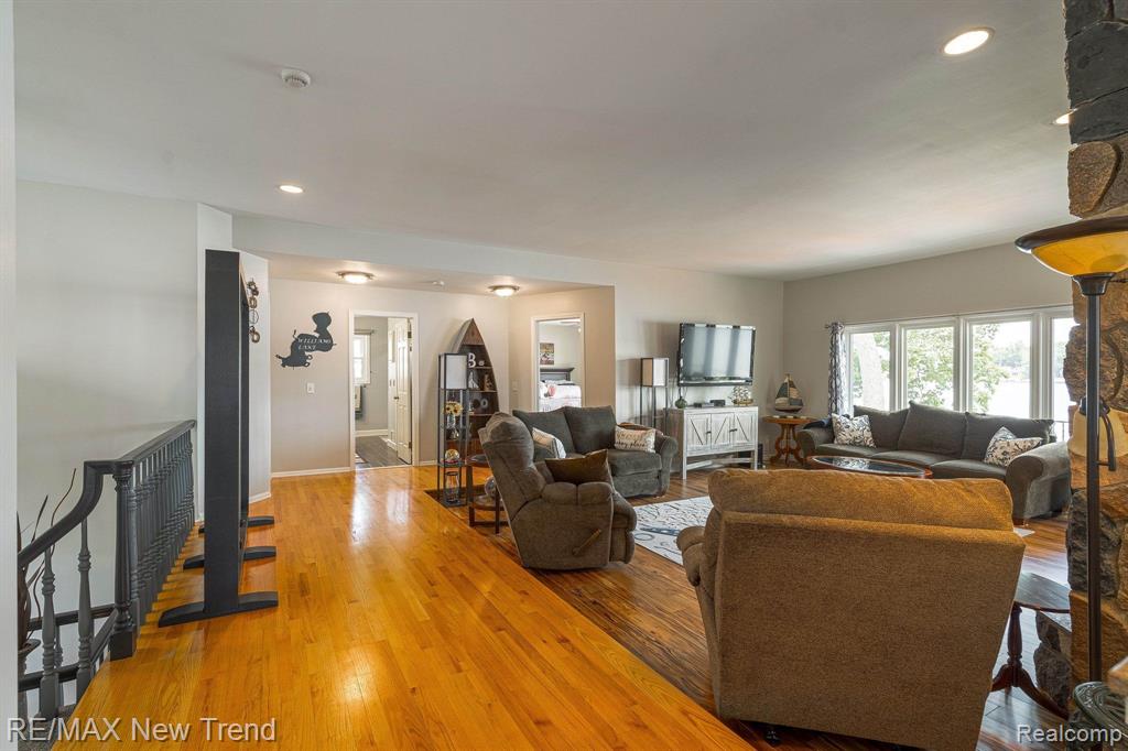 6768 HATCHERY Road, Waterford, MI 48327 — Photo 14