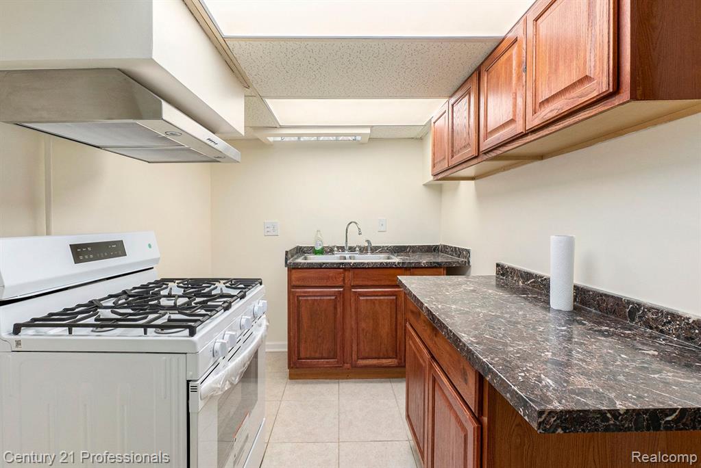 5800 CLIFFSIDE Drive, Troy, MI 48085 — Photo 21