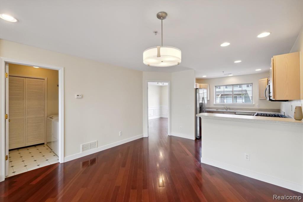 29399 GLEN OAKS Boulevard E, Farmington Hills, MI 48334 — Photo 11