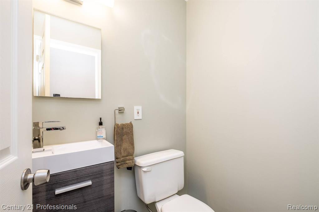 4256 BIEBER Drive, Sterling Heights, MI 48310 — Photo 19