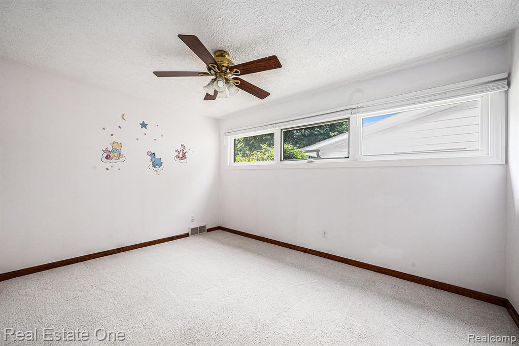 60610 Sue Street, South Lyon, MI 48178 — Photo 9