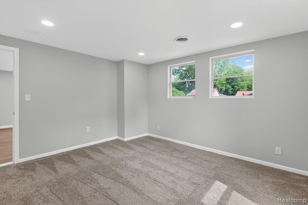4841 Fenmore Avenue, Waterford, MI 48328 — Photo 17