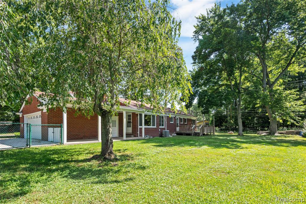 8293 Woodcrest Drive, Grosse Ile, MI 48138 — Photo 10