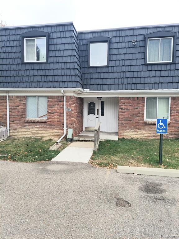1806 Colonial Village Way, 3, Waterford, MI 48328 — front exterior