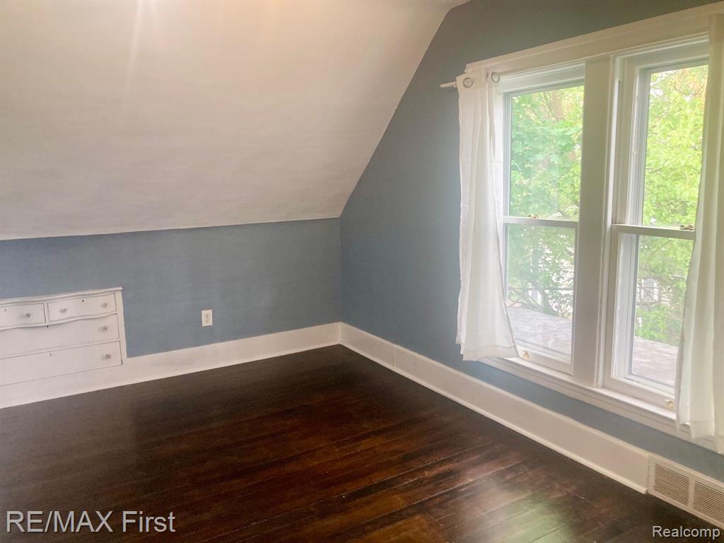 429 E KENILWORTH Avenue, Royal Oak, MI 48067 — Photo 10