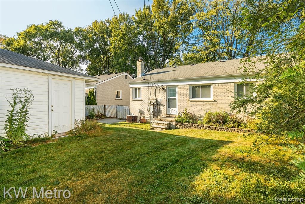 936 E Katherine Avenue, Madison Heights, MI 48071 — Photo 32