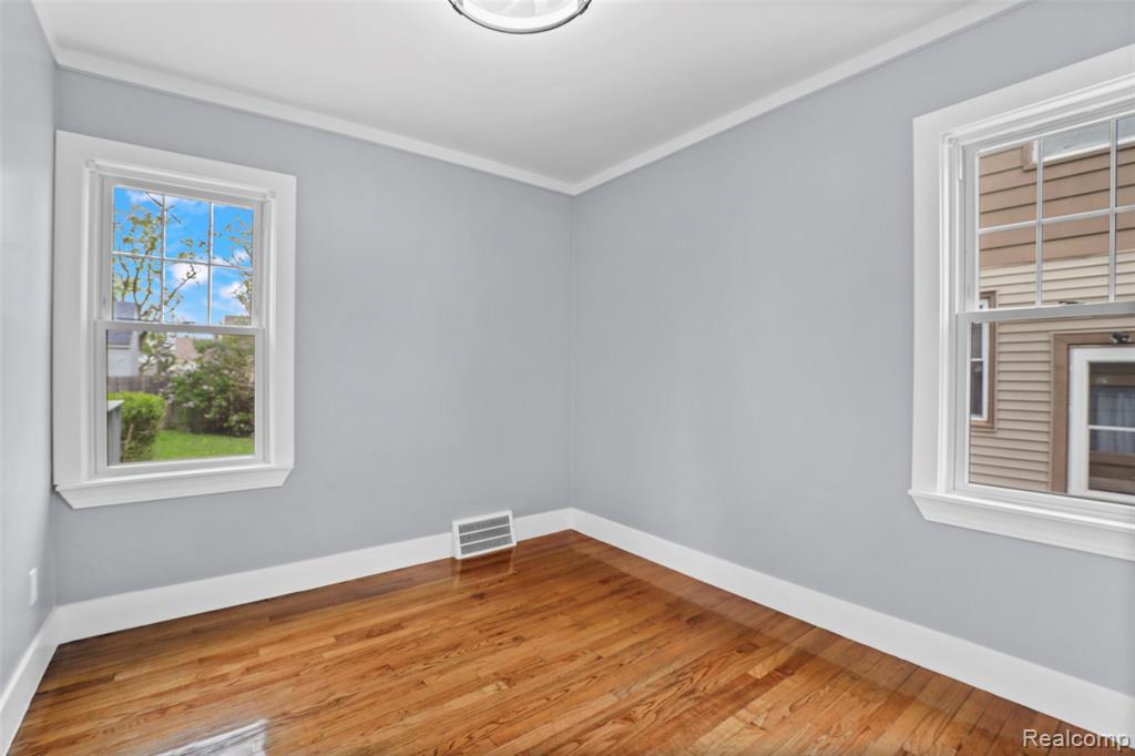 1990 Regina Avenue, Lincoln Park, MI 48146 — Photo 10